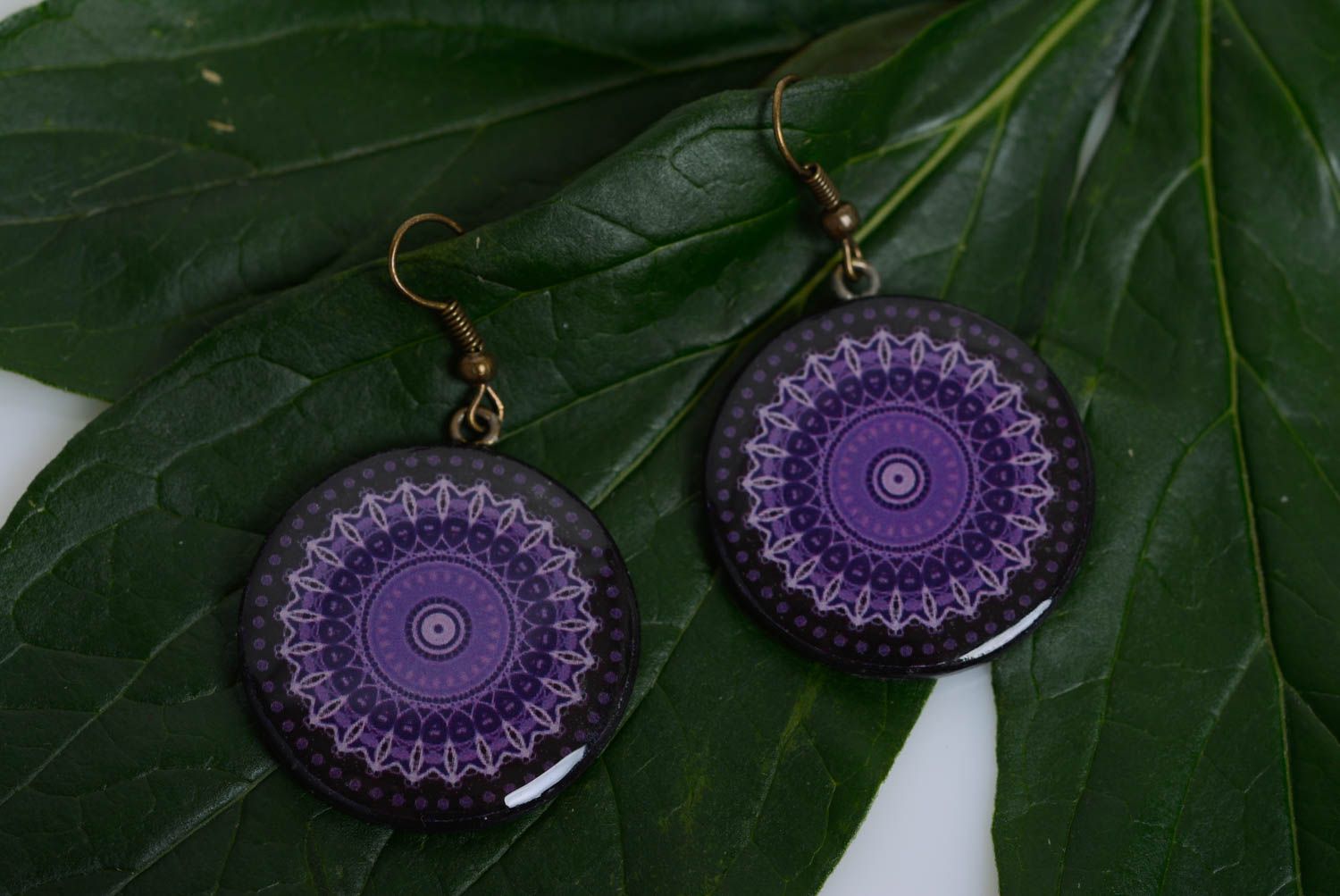 Boucles d'oreilles en plastique rondes violettes originales faites main stylées photo 4