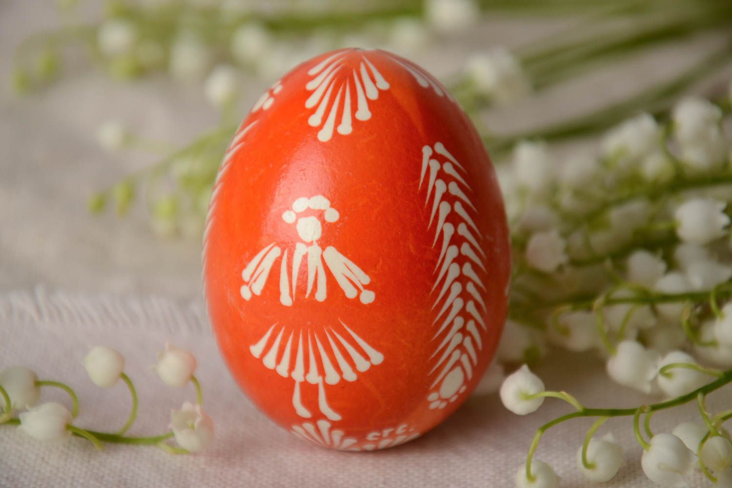 Оранжевое пасхальное яйцо в восковой лемковской технике ручной работы расписное красивое фото 1