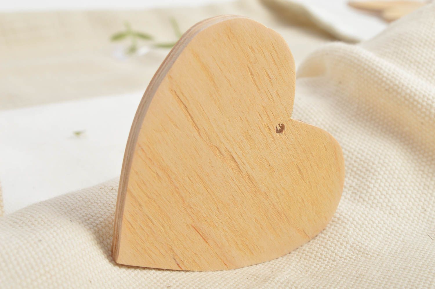 Petit coeur en bois à décorer ou peindre fait main joli avec trou de suspension photo 1
