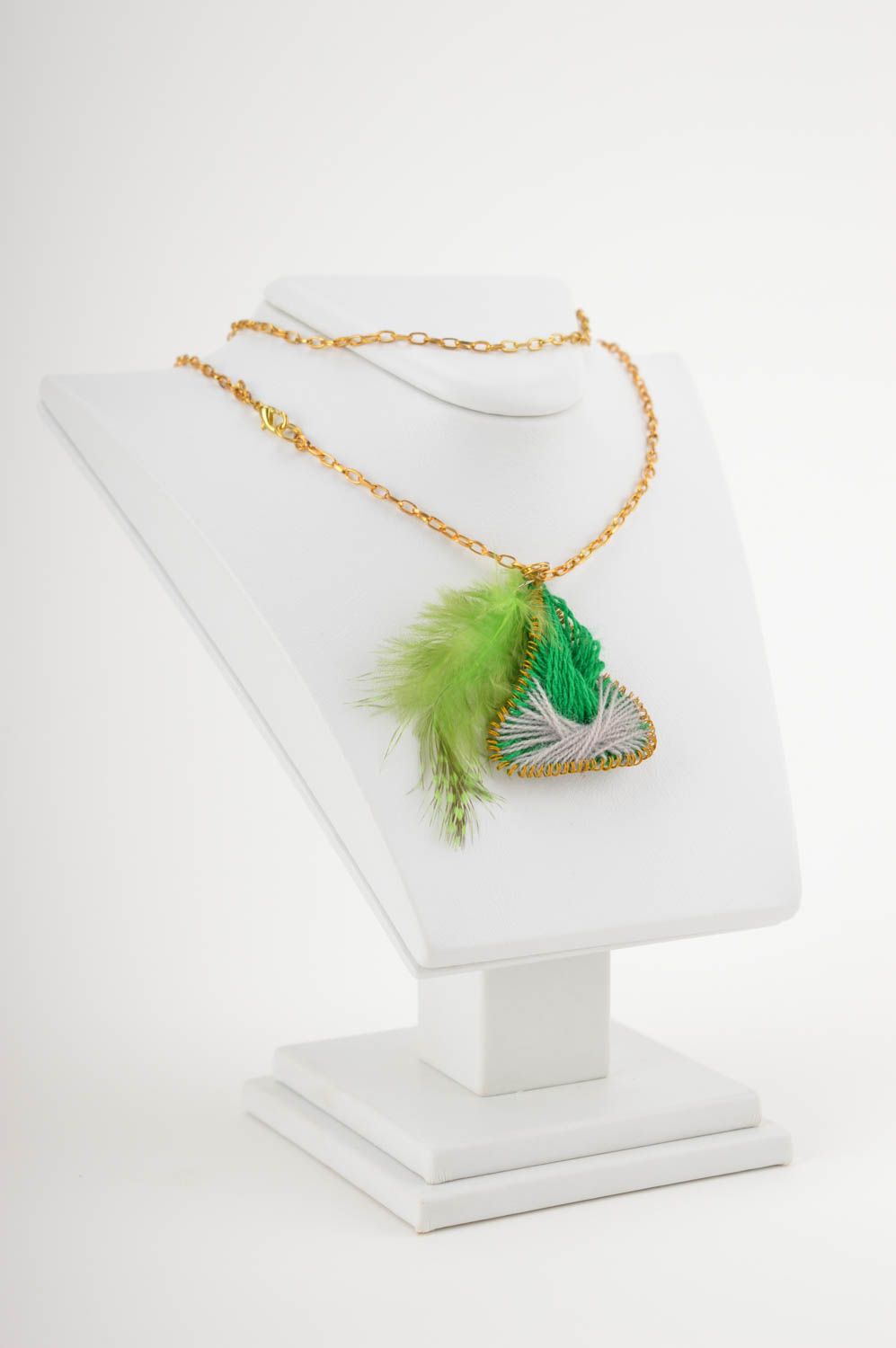 Кулон ручной работы украшение на шею украшение с перьями на цепочке красивое фото 5