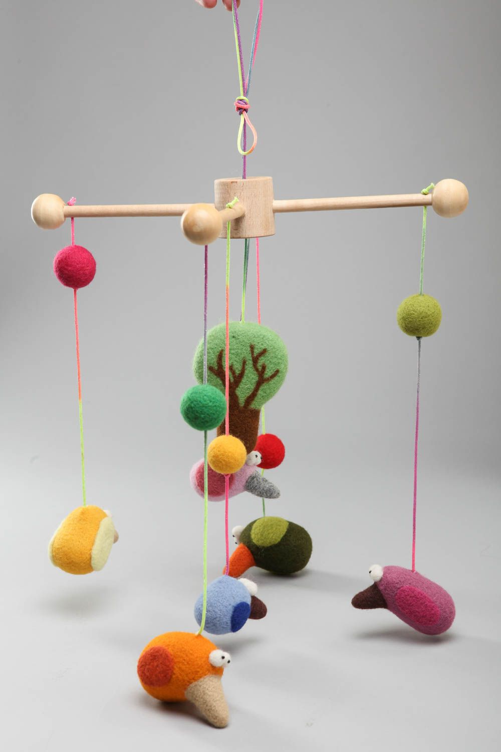 Mobile pour lit de bébé avec jouets en laine feutrée multicolores fait main  photo 2