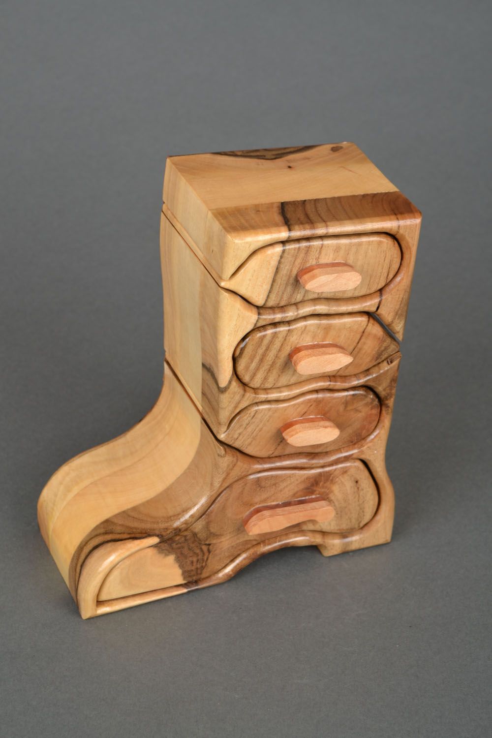 Деревянная шкатулка в форме сапожка фото 4
