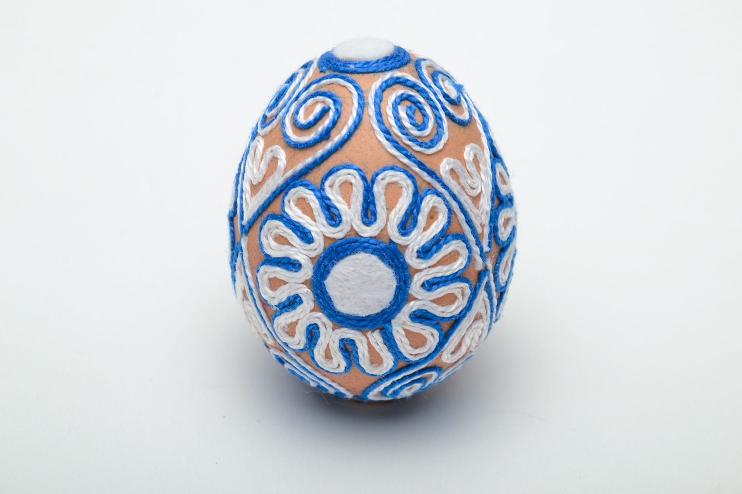Пасхальное яйцо декоративное бело-голубое фото 2