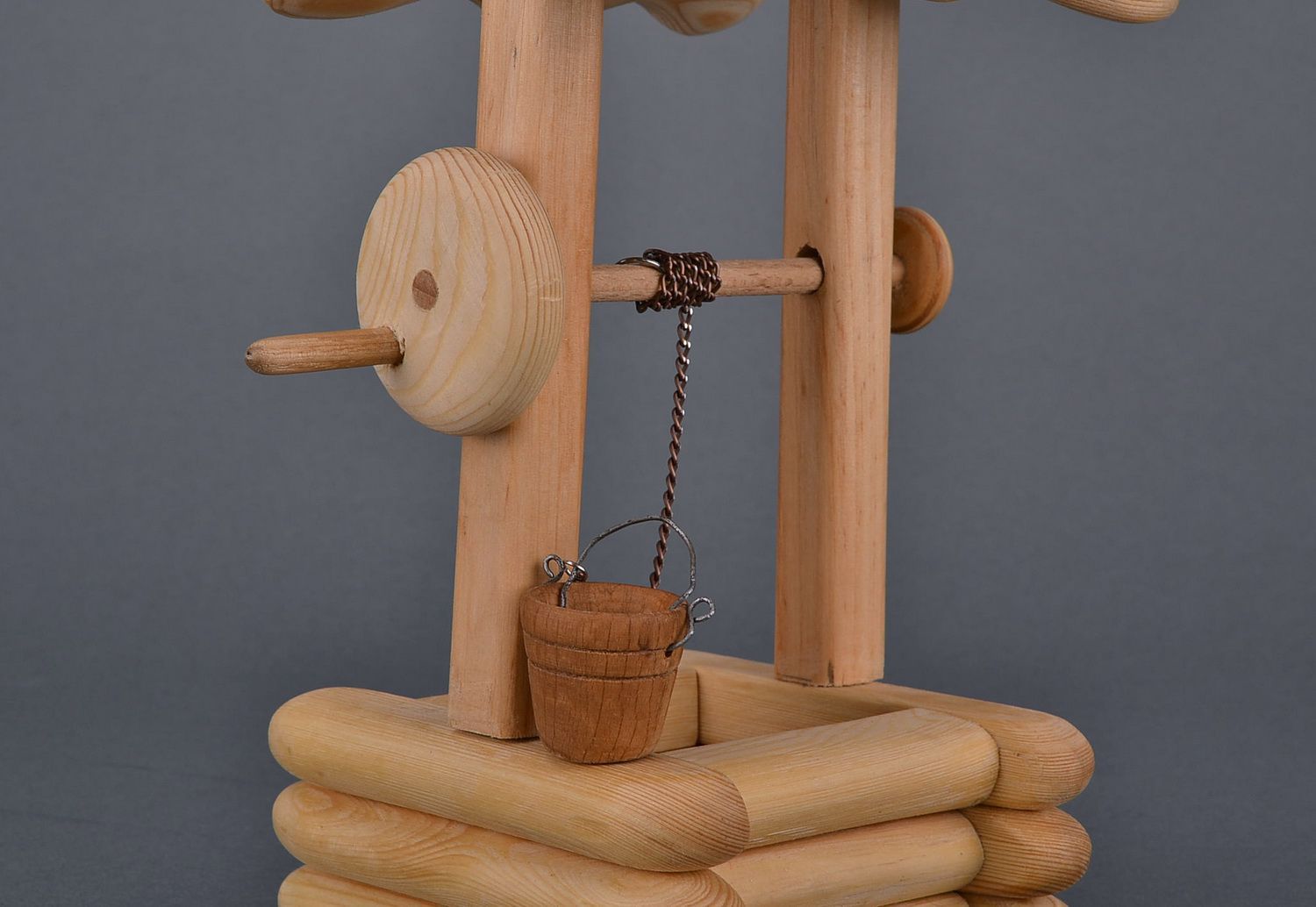 La figurilla de madera en forma de pozo de juguete foto 4
