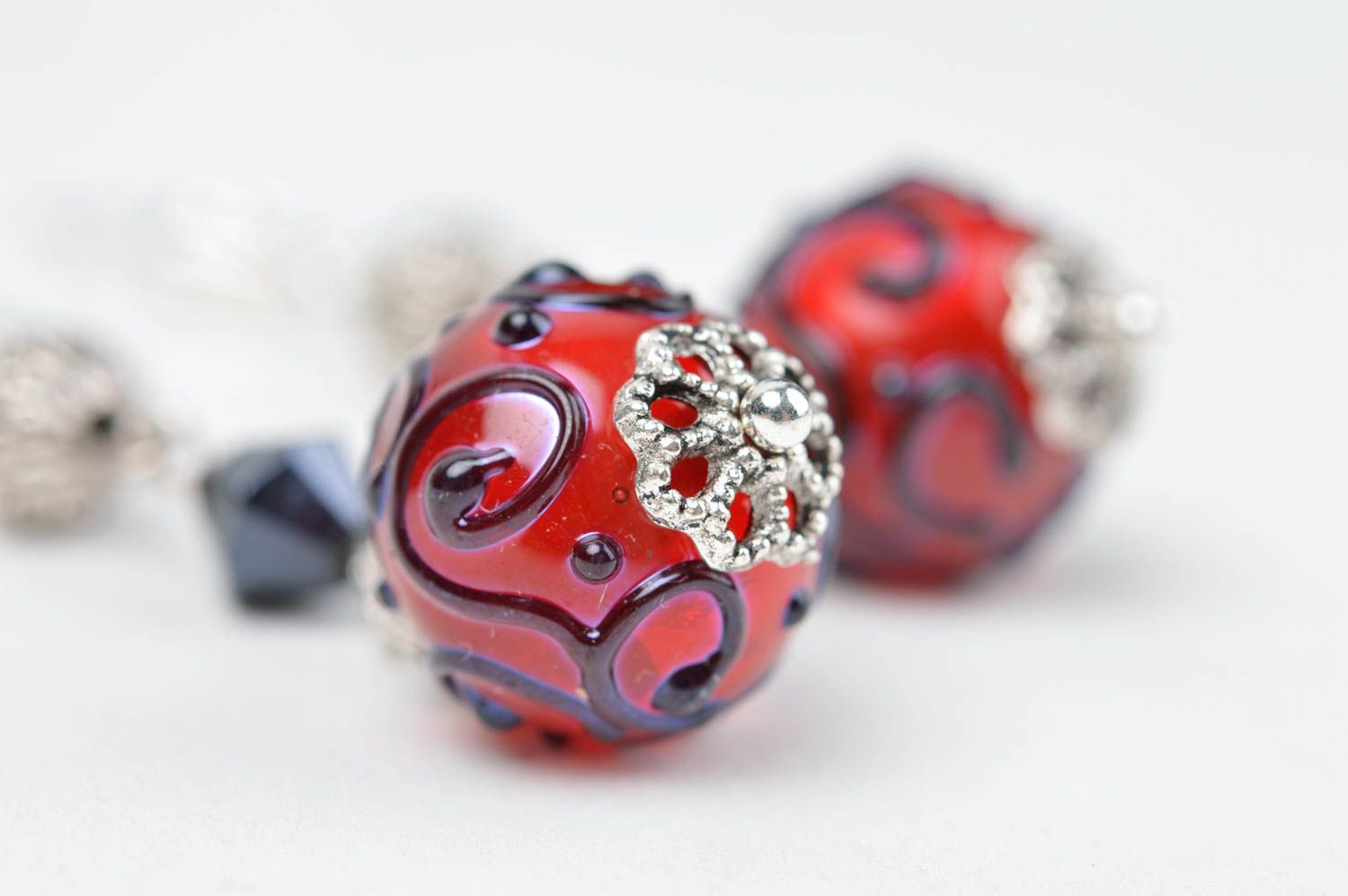Handgemachtes Accessoire für Frauen Damen Schmuck Glas Ohrringe rote Kugeln foto 3