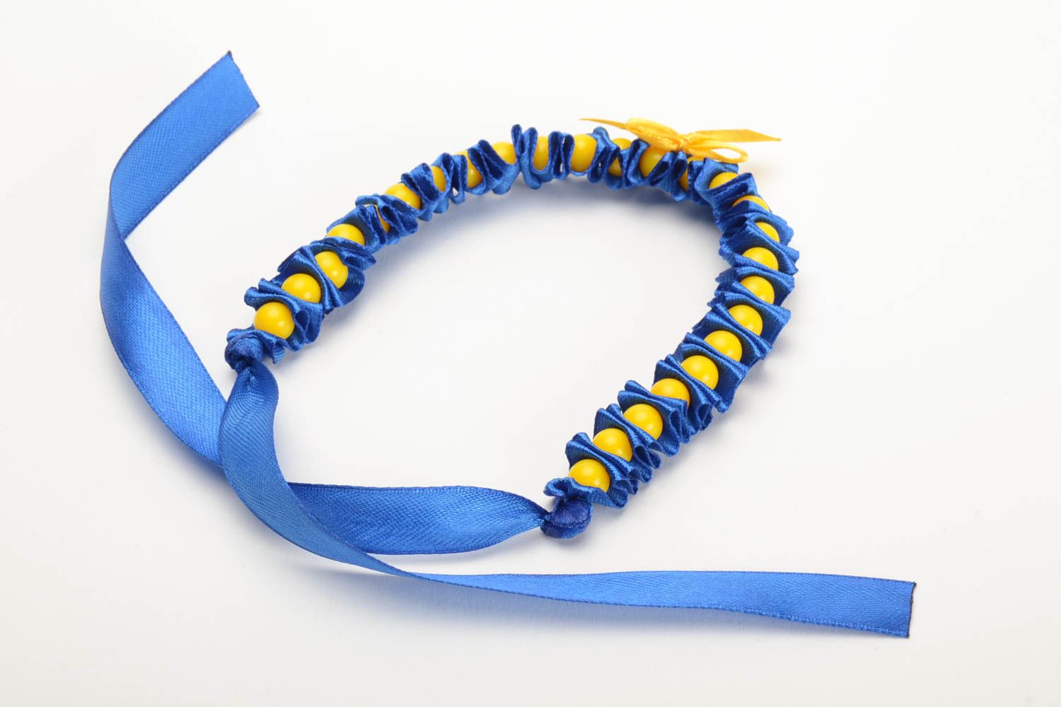 Bracelet en ruban bleu et fausses perles en plastique jaunes fait main Ukraine photo 3