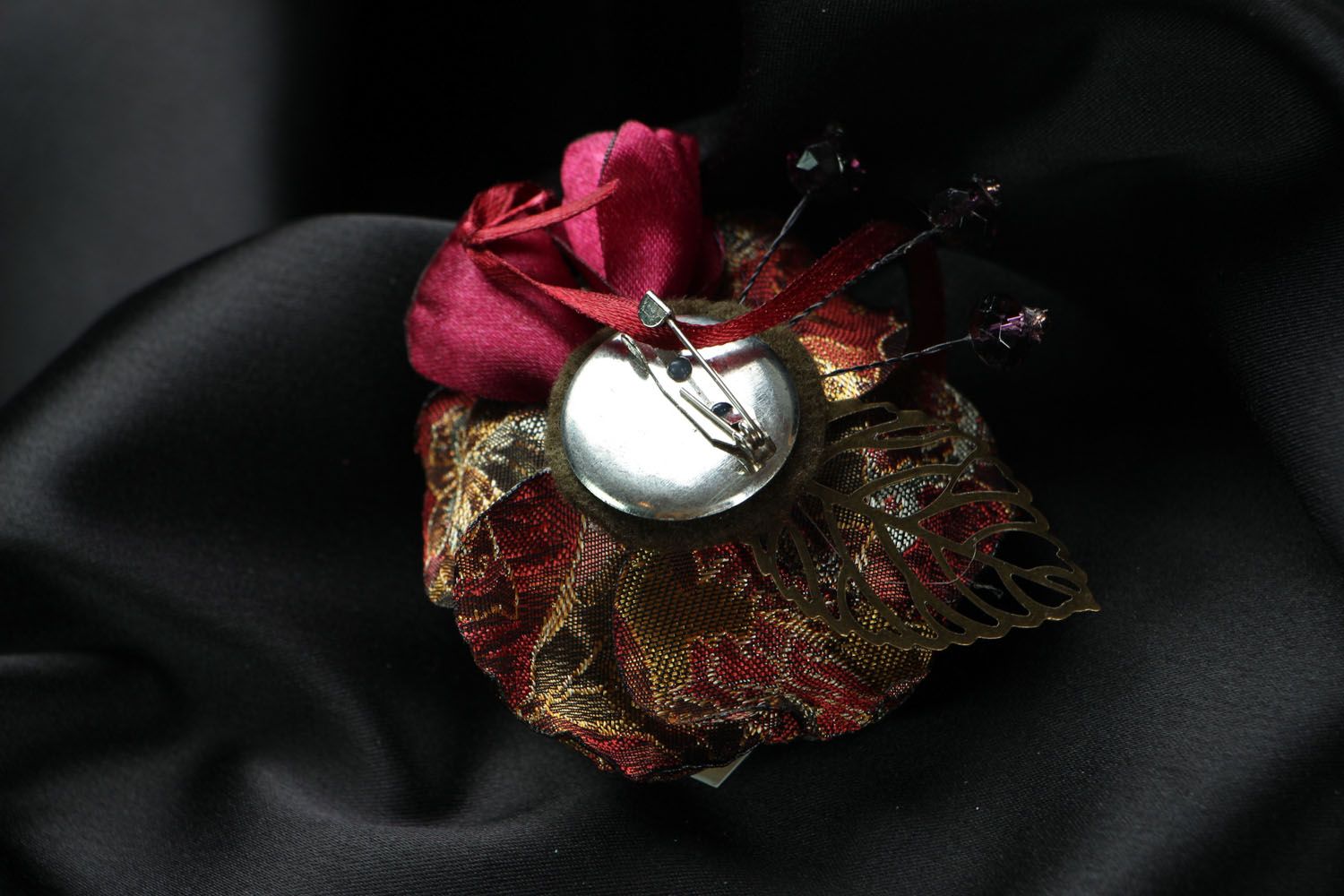 Broche-flor artesanal têxtil em forma da rosa  foto 3