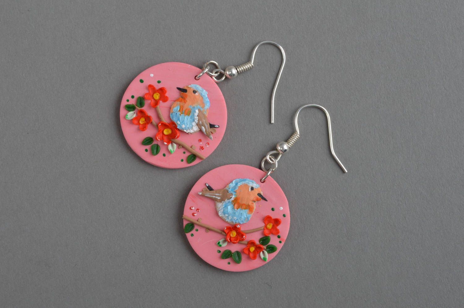 Boucles d'oreilles roses en pâte polymère peintes avec oiseaux faites main photo 2