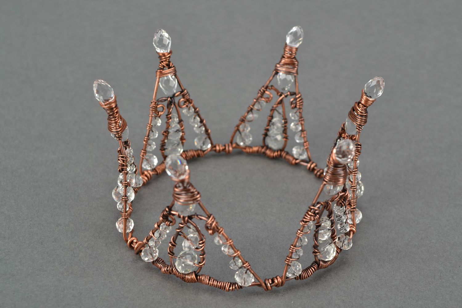 Corona de alambre de cobre con cristal en técnica de alambrismo foto 4