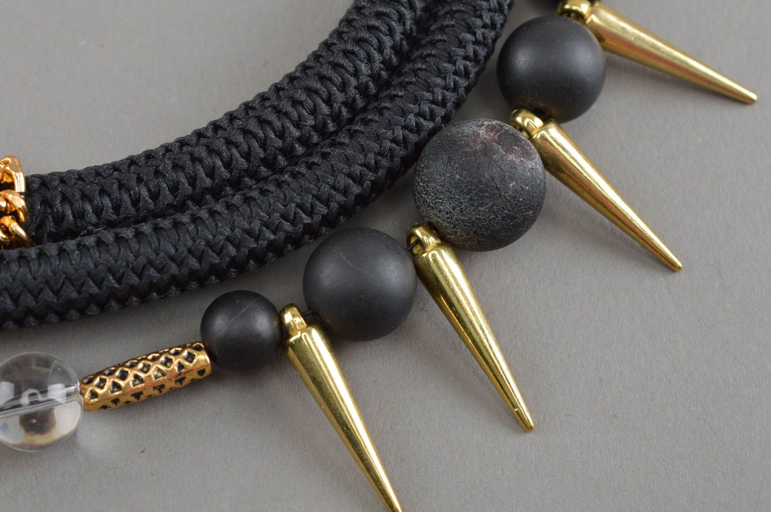 Elegantes schwarzes ungewöhnliches handgemachtes Collier aus Naturstein foto 5