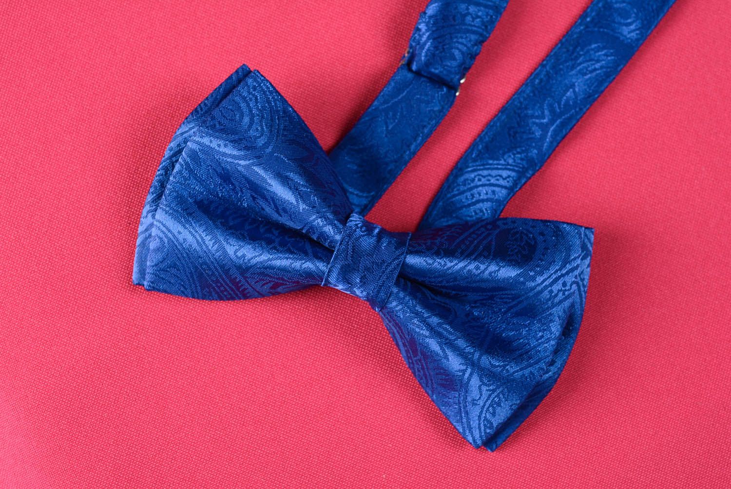 Gravata borboleta feita de tecido de cetim Manchas azuis foto 3