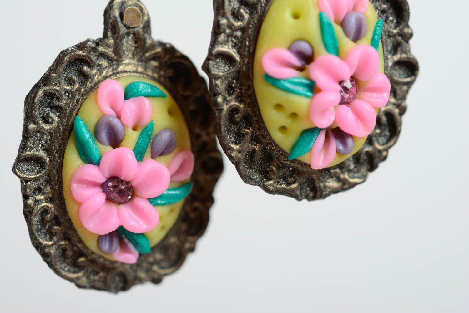 Originelle ovale handmade Ohrringe aus Polymerton mit Blumen  foto 2