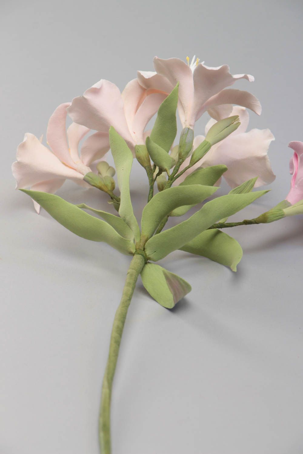 Fleurs en pâte polymère belles originales faites main Alstrœmères roses photo 4