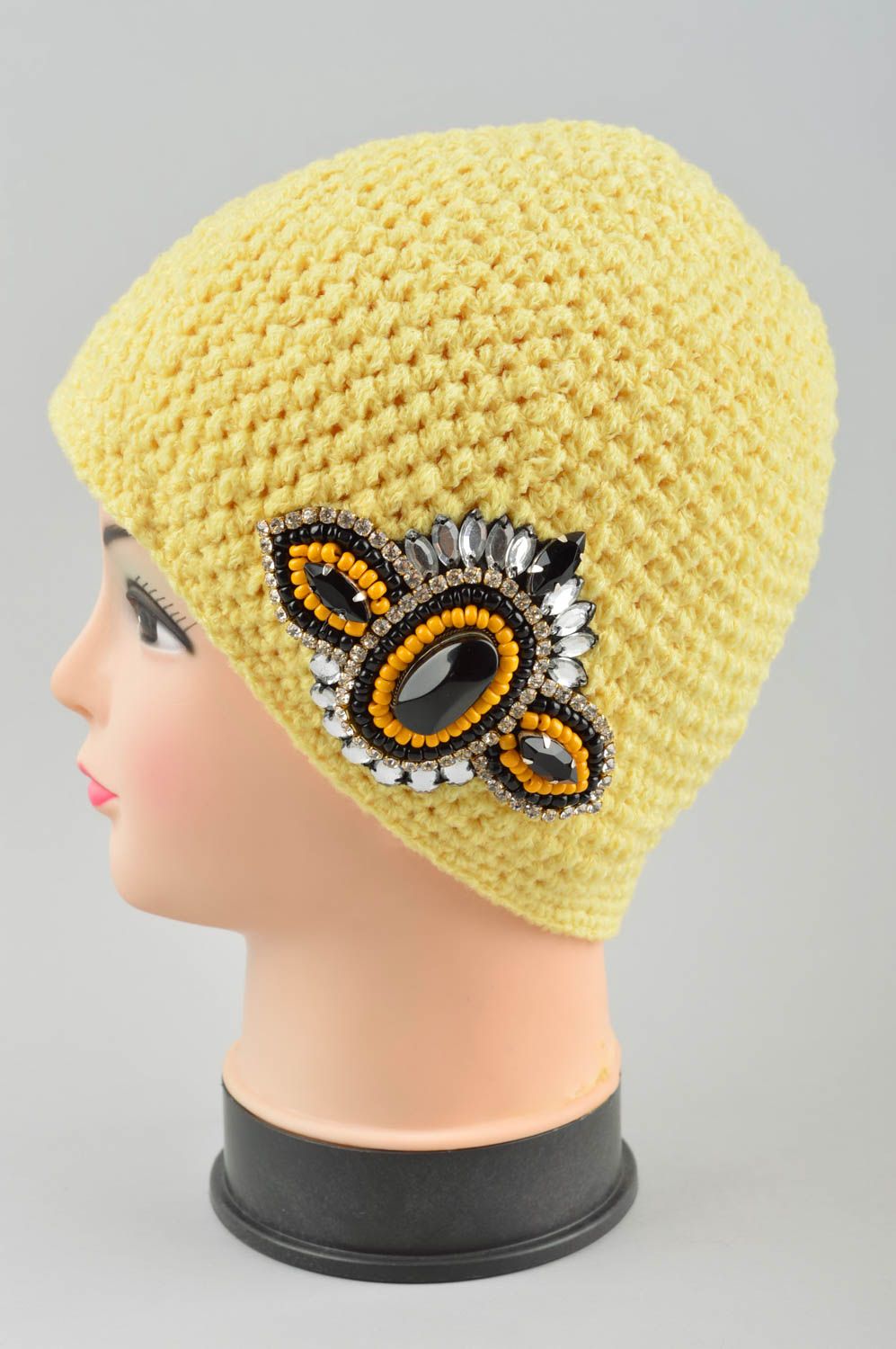 Вязаная шапка ручной работы зимняя шапка с вышивкой вязаная шапочка желтая фото 3