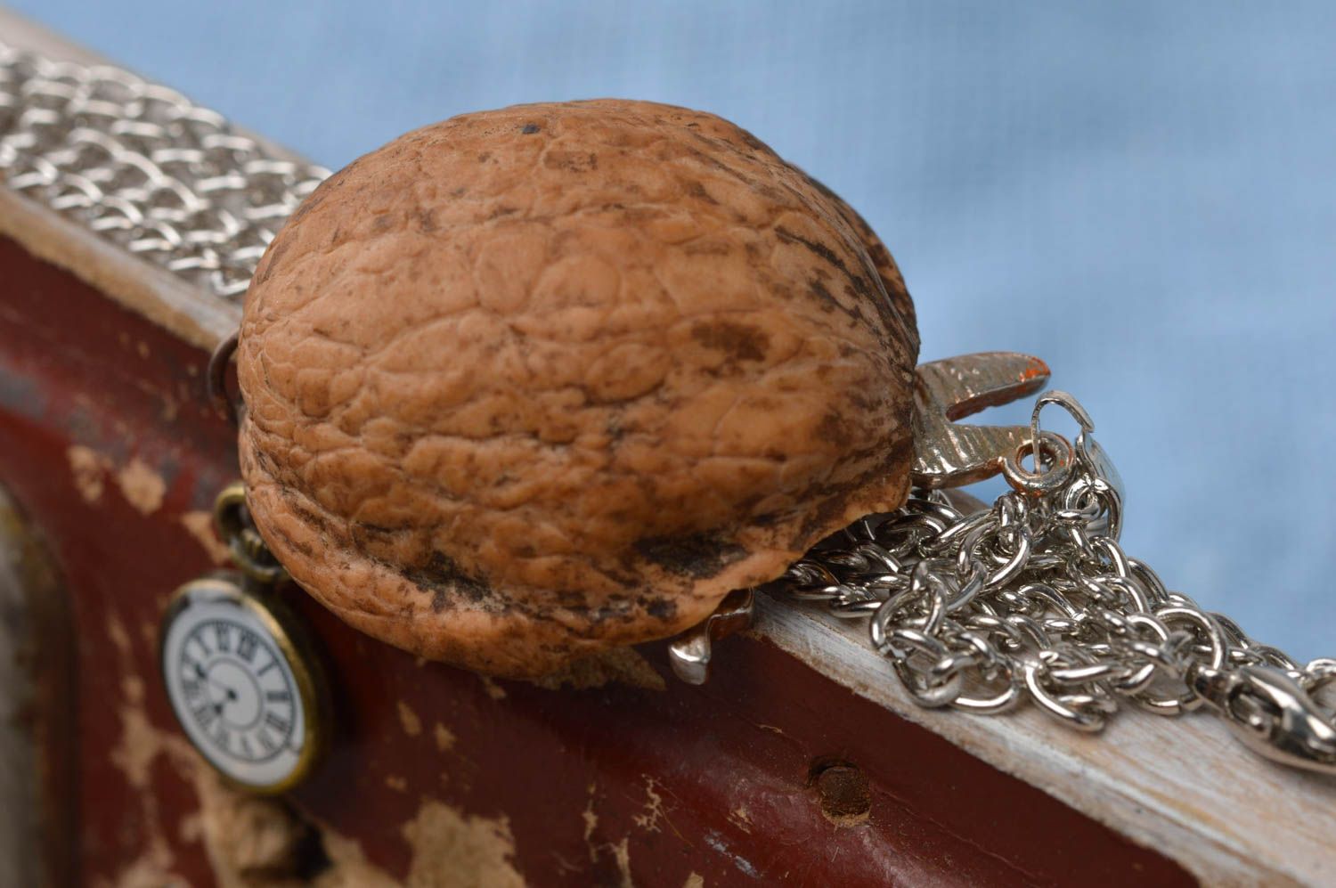 Origineller Hase Anhänger aus Nuss mit Uhr handmade Schmuck für Frauen  foto 3