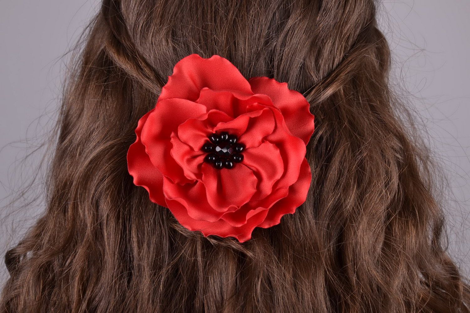 Grampo para cabelo broche feito na forma de uma flor Papoula vermelha foto 1