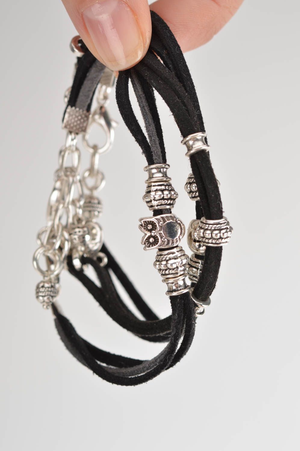 Bracelets en daim faits main accessoires noirs 3 pièces avec métal bijoux photo 3
