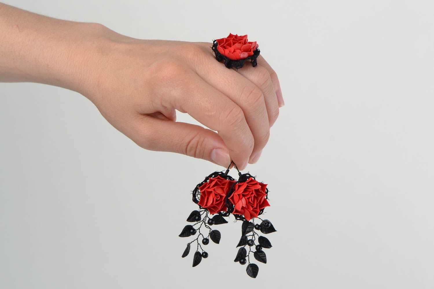 Juego de bisutería de porcelana fría anillo y pendientes artesanales con forma de rosas rojas foto 1