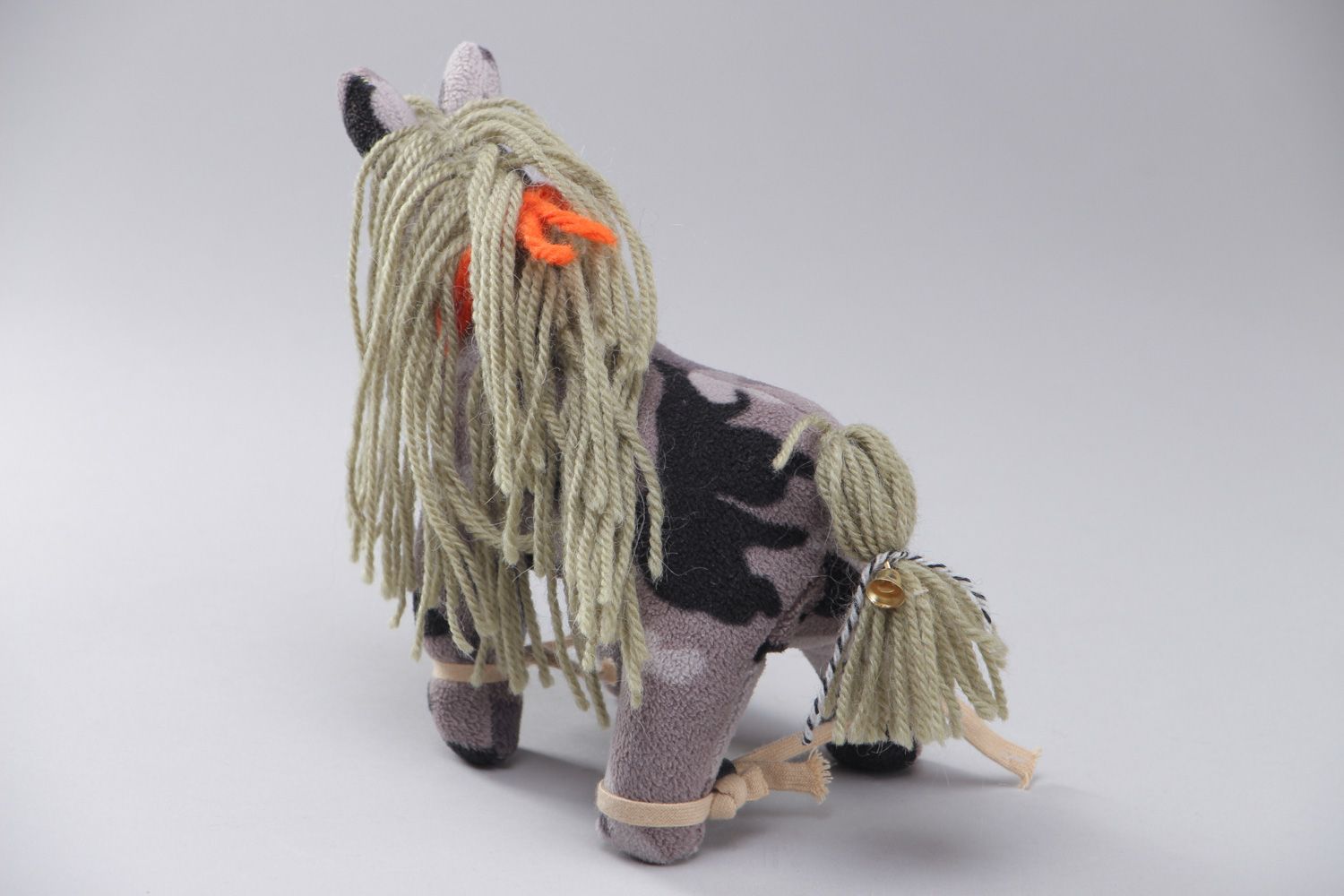 Мягкая игрушка из ткани ручной работы для детей и дома лошадка красивая цвета хаки фото 3