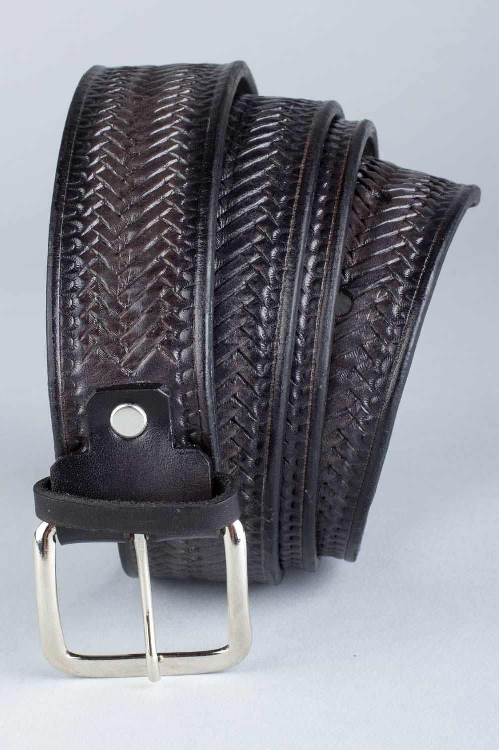 Handmade schwarzer Gürtel aus Leder mit Metall Schnalle und Prägung für Männer foto 3