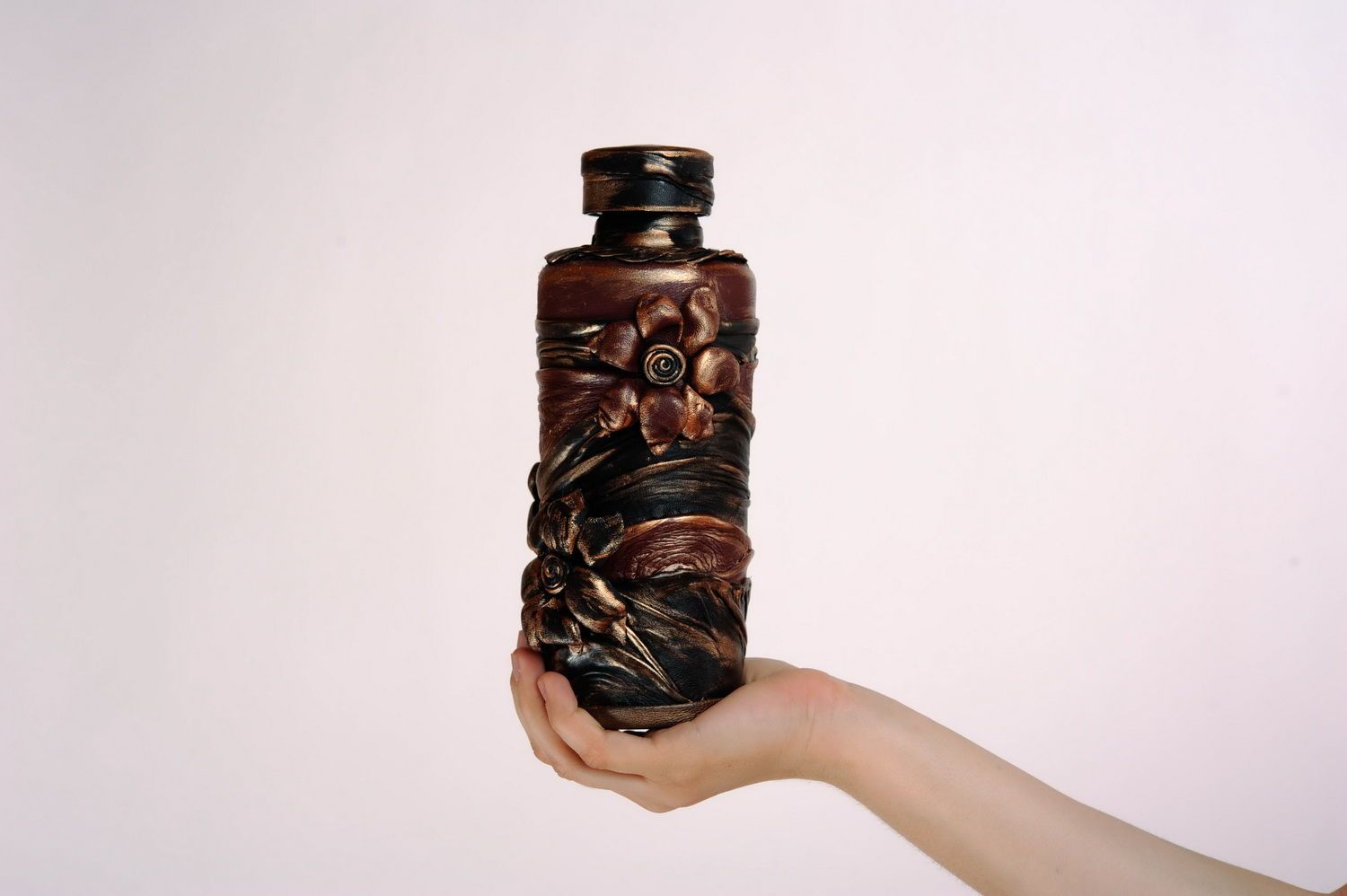 Schöne Glass-Flasche mit Leder-Dekoration foto 5