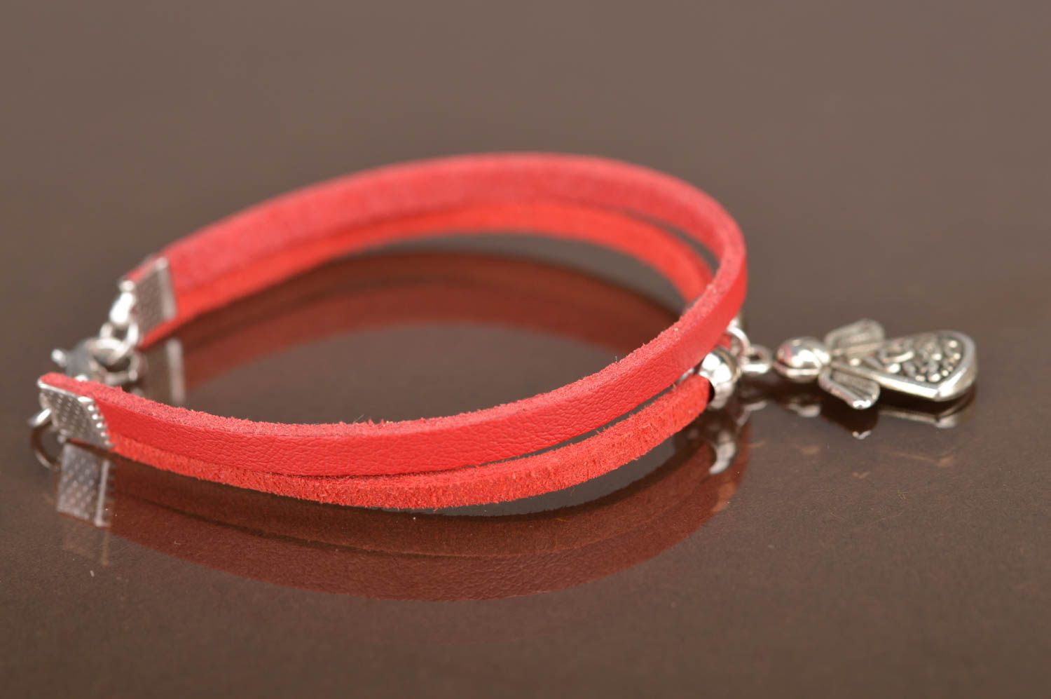 Bracelet en cuir rouge naturel fin fait main avec breloque ange en métal photo 4