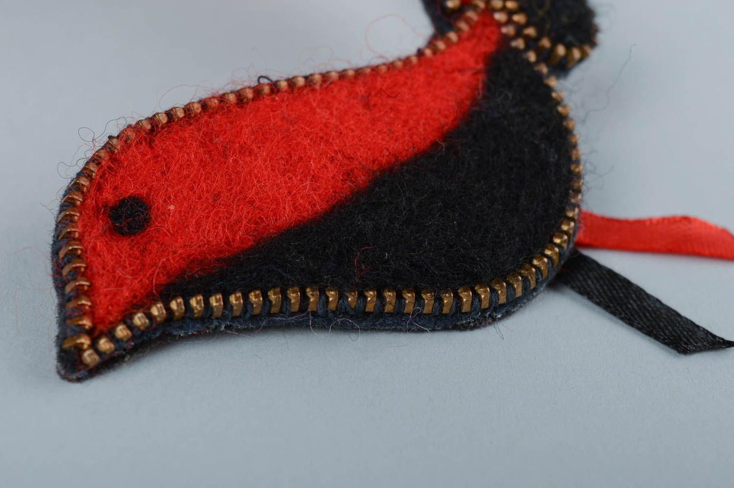 Broche oiseau rouge noir Bijou fait main Cadeau pour femme originale en laine photo 2