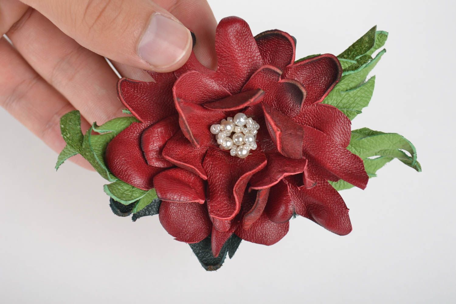 Broche fleur Bijou fantaisie fait main en cuir rouge fantaisie Accessoire femme photo 2