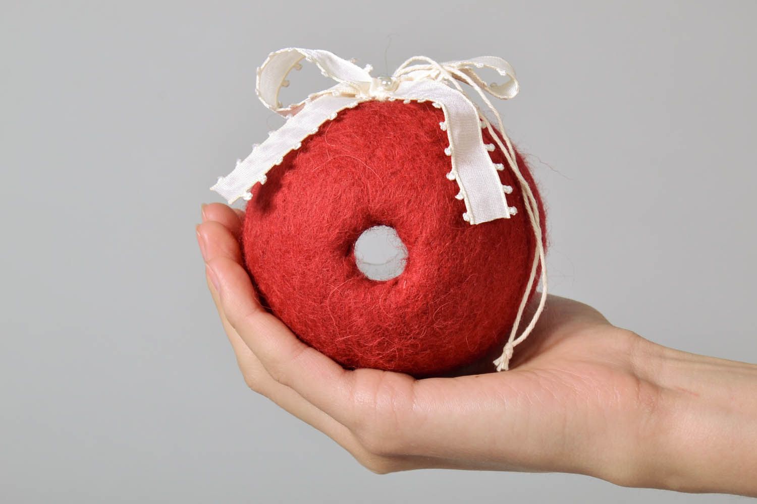 Brinquedo artesanal bola de árvore de Natal decorada com rendas foto 4