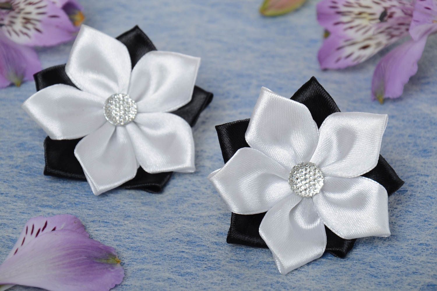 Schwarz weißes Haargummi Set aus Atlasbändern mit Blumen 2 Stück Handarbeit foto 1