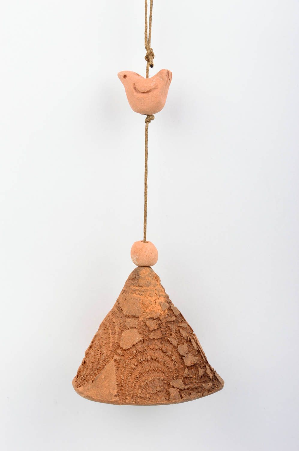 Авторский глиняный колокольчик ручной работы на шнурке украшенный птичкой фото 1