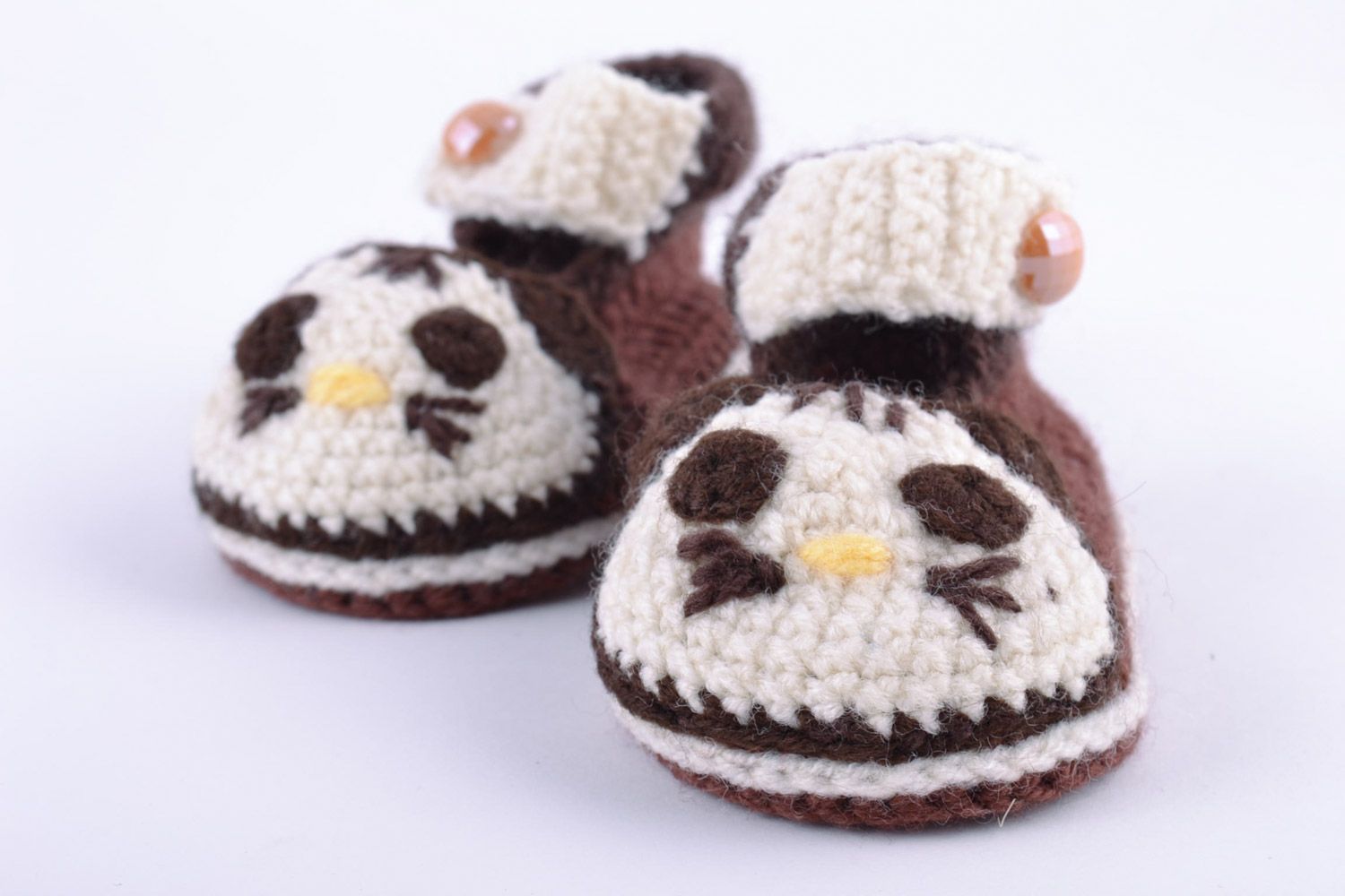 Magnificent baby shoes crocheted of brown and white cotton and woolen threads   photo 5