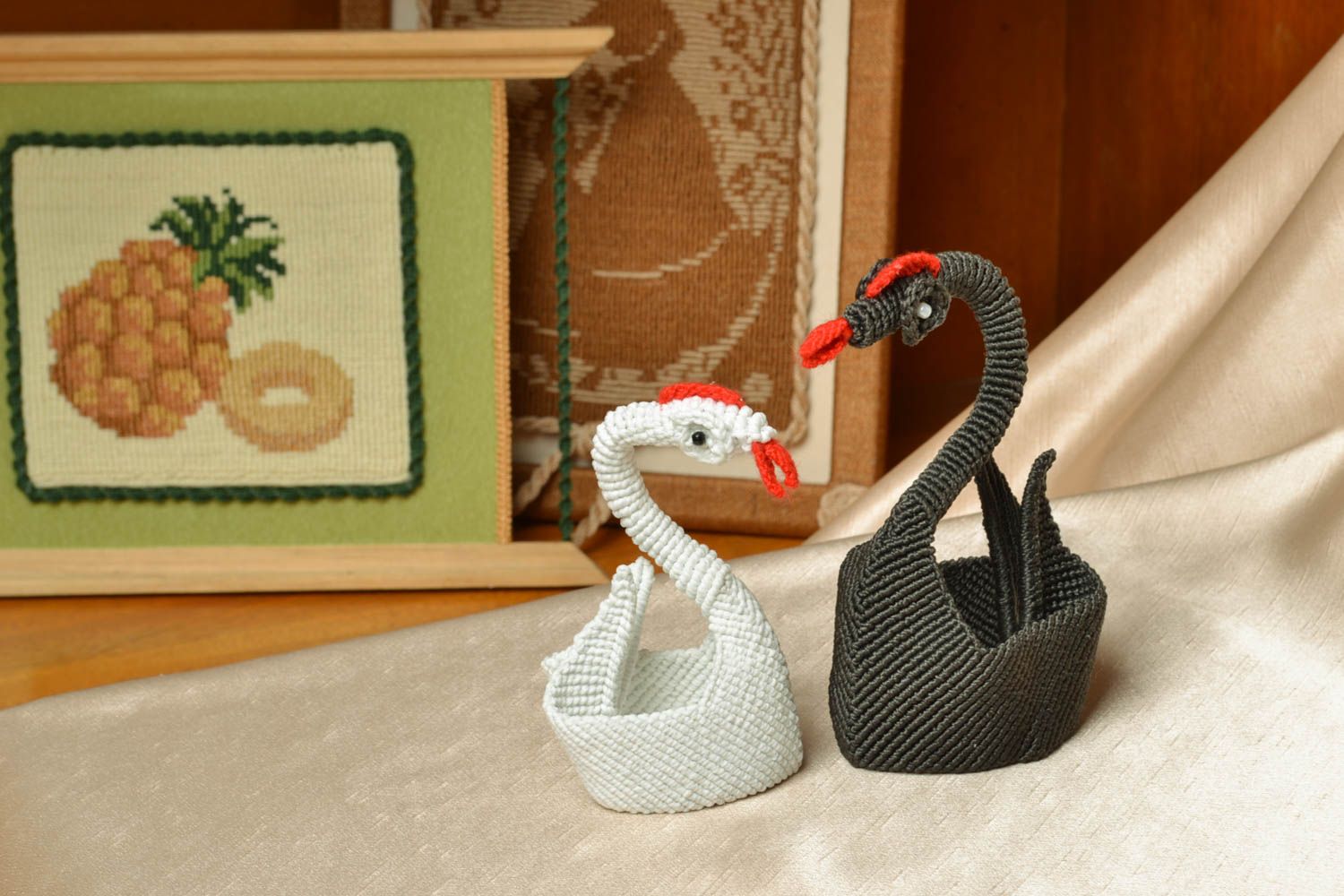 Vase set of 2 knitted vase of white and black swans 0,11 lb photo 1