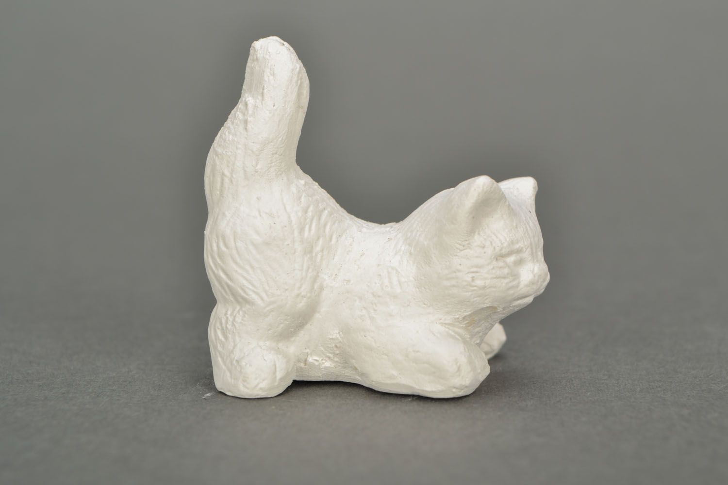 Pieza en blanco, figura de yeso con forma de gatito  foto 3