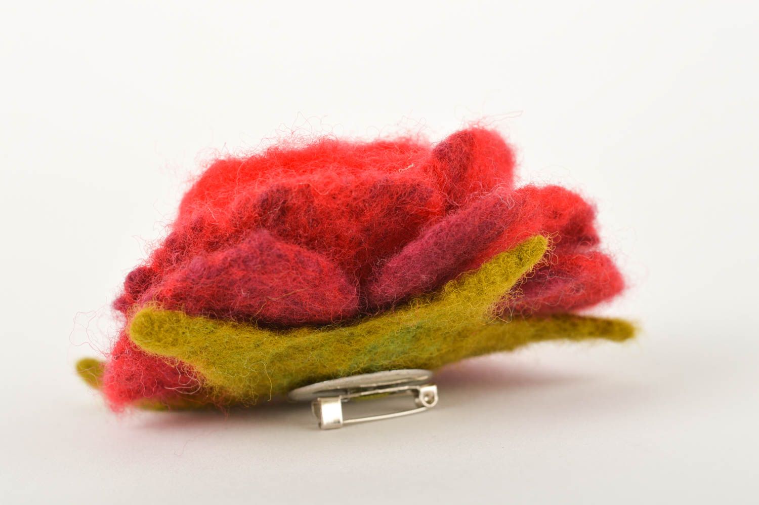 Handmade Brosche Rose gefilzter Schmuck Accessoire für Frauen aus Wolle rot  foto 3