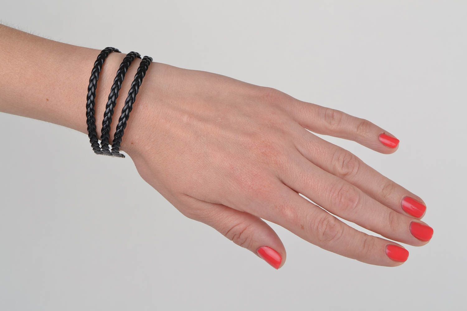 Bracelet en cuir artificiel large tressé noir fait main original pour femme  photo 2