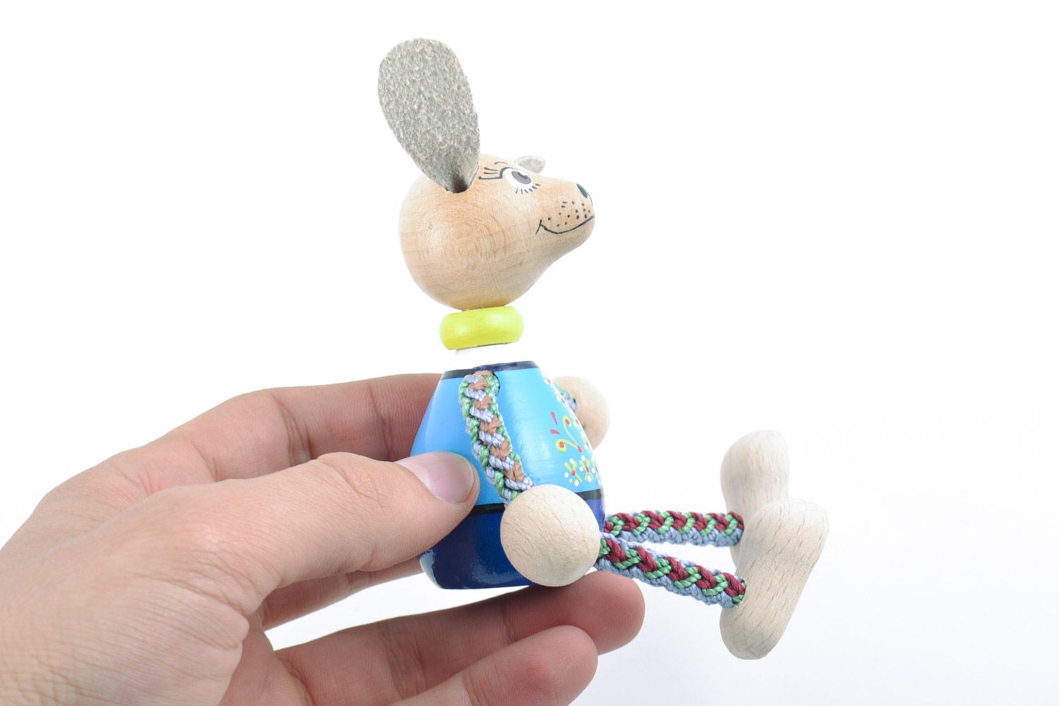 Öko Spielzeug aus Holz künstlerisch handmade Hund im blauen Anzug foto 2