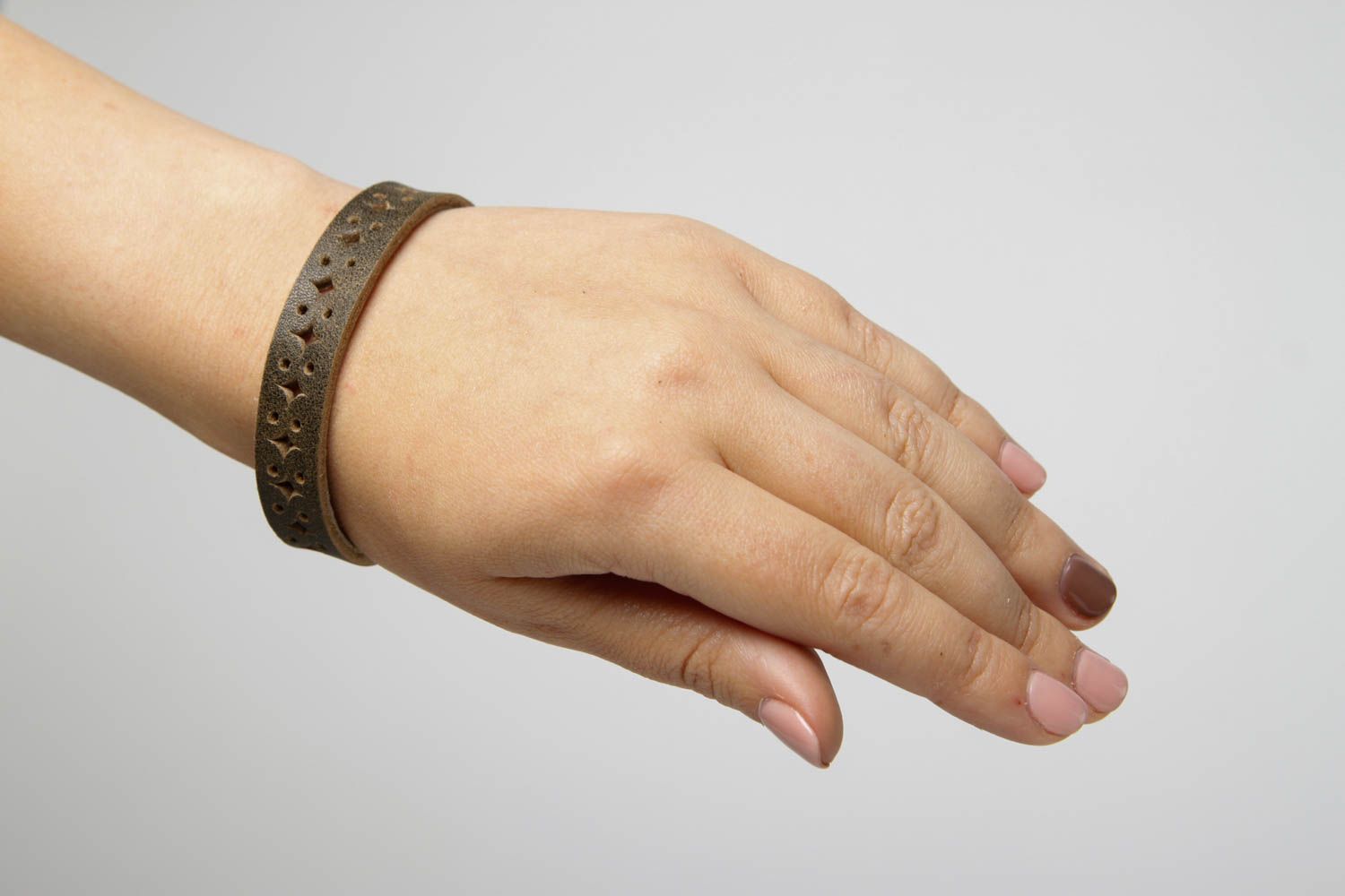 Handmade braunes Armband aus Leder Designer Schmuck Frauen Accessoire geschnitzt foto 2