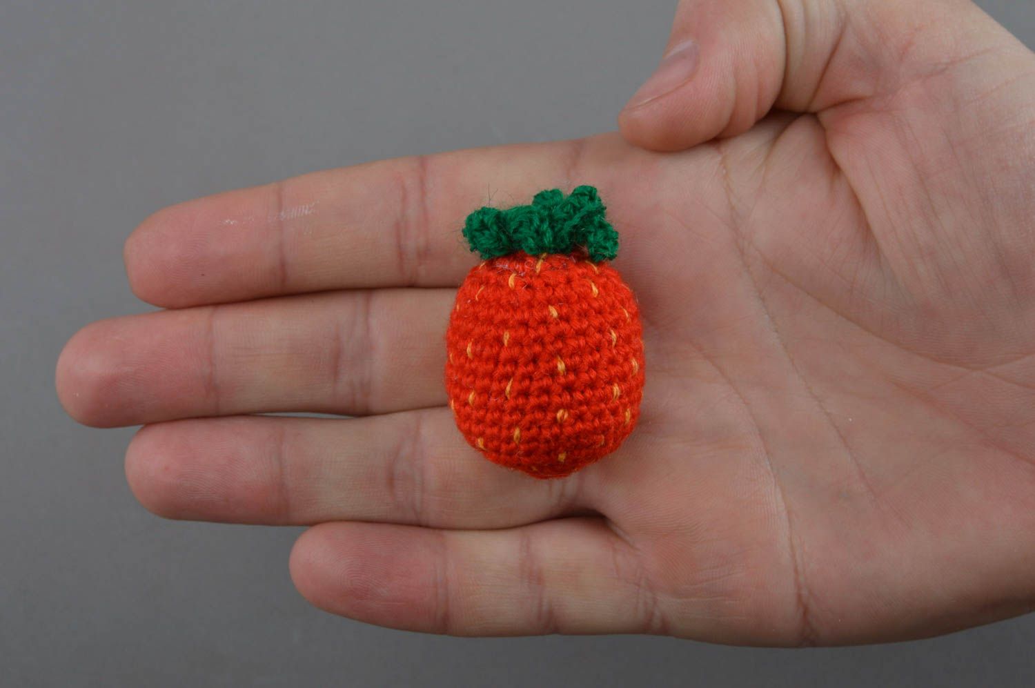 Küstlerisches interessantes grelles Häkel Kuscheltier Erdbeere für Kind handmade foto 4