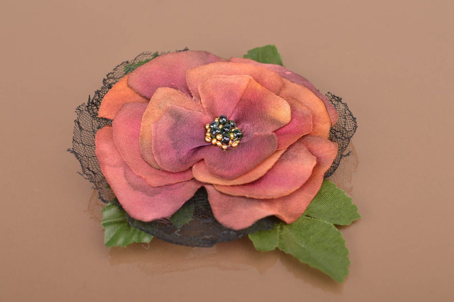 Брошь цветок из ткани в виде цветка фиалки красивая батик из шелка  фото 4