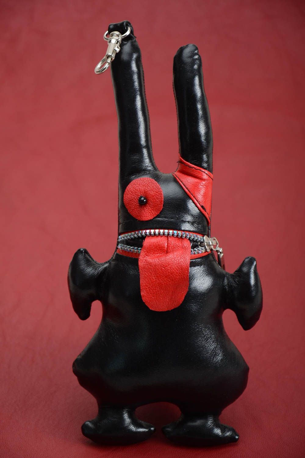 Jouet enfant Peluche lapin fait main en cuir Cadeau original noir rouge photo 1