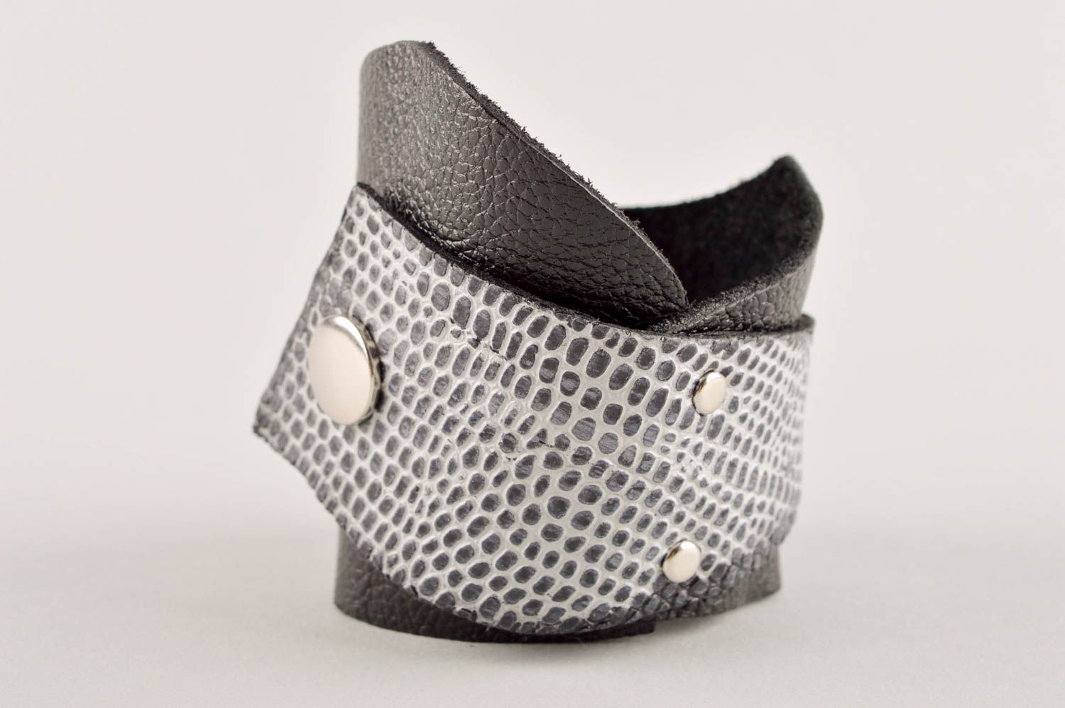 Bracelet large en cuir gris Bijou fait main design élégant Cadeau pour femme photo 5