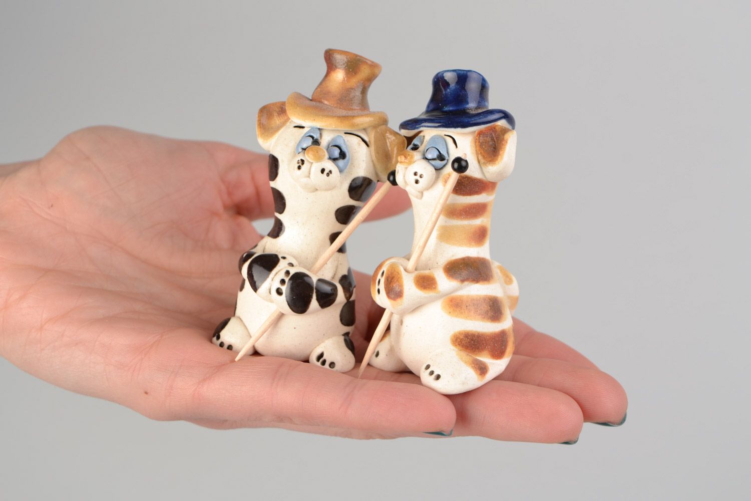 Set of cute handmade animal figures cats in top hats 2 pieces hand-painted with glaze photo 2