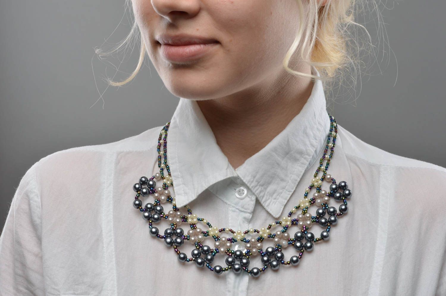 Weibliches geflochtenes Collier aus Glasperlen und Perlen handmade Accessoire foto 5