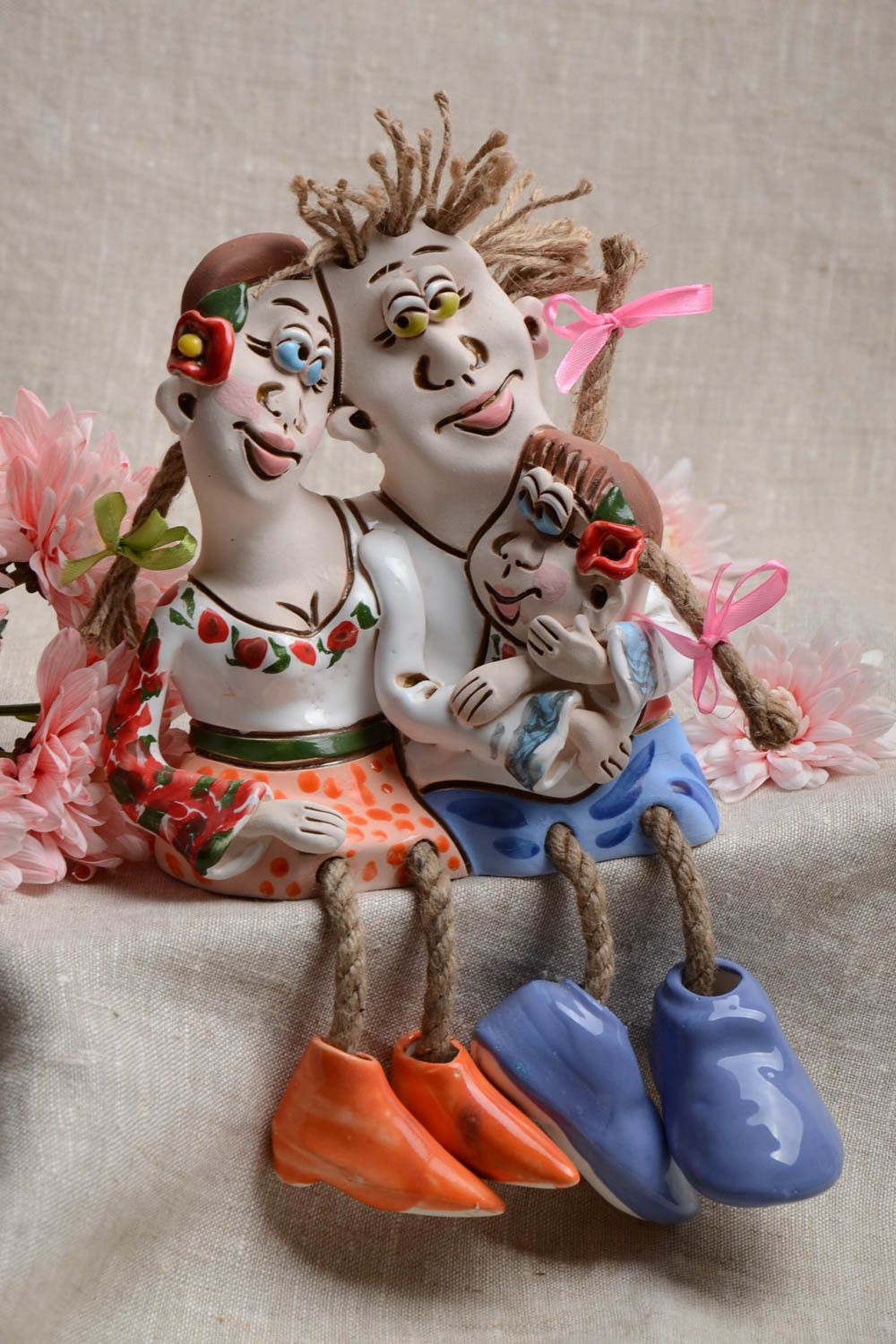 Handgemachte keramische Statuette in Form von Familie mit Kind Autoren Dekor foto 1