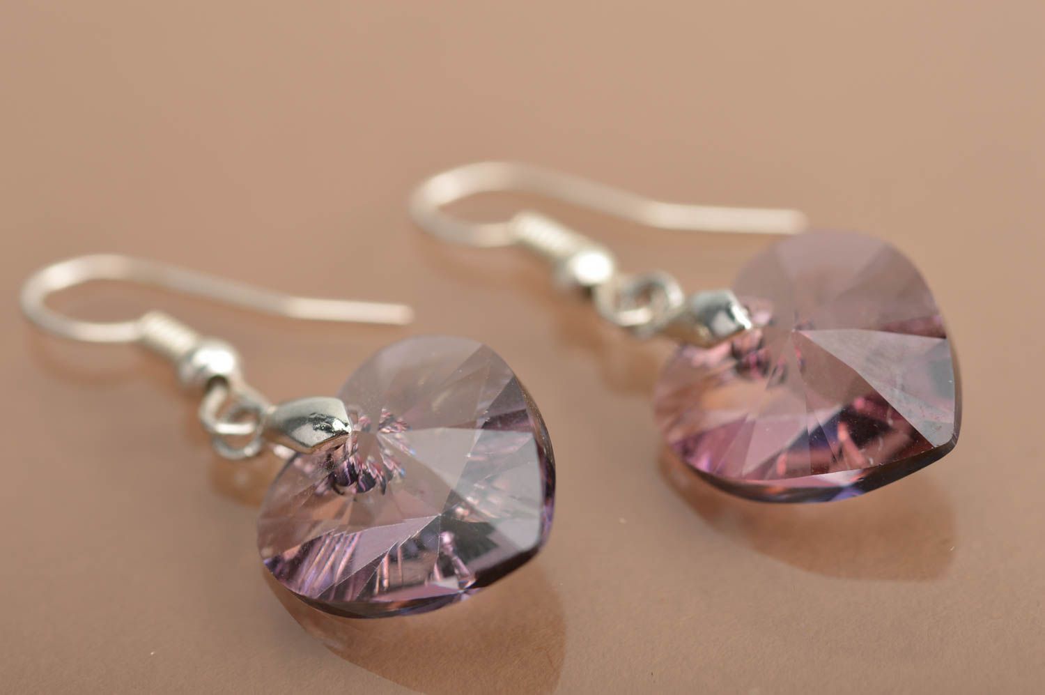 Lange lila handgemachte Herzen Ohrringe aus österreichischen Kristallen  foto 2