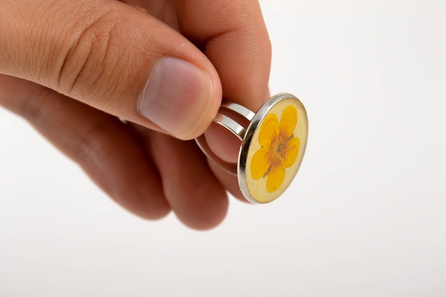 Модное кольцо ручной работы кульцо с цветами кольцо из эпоксидной смолы фото 5