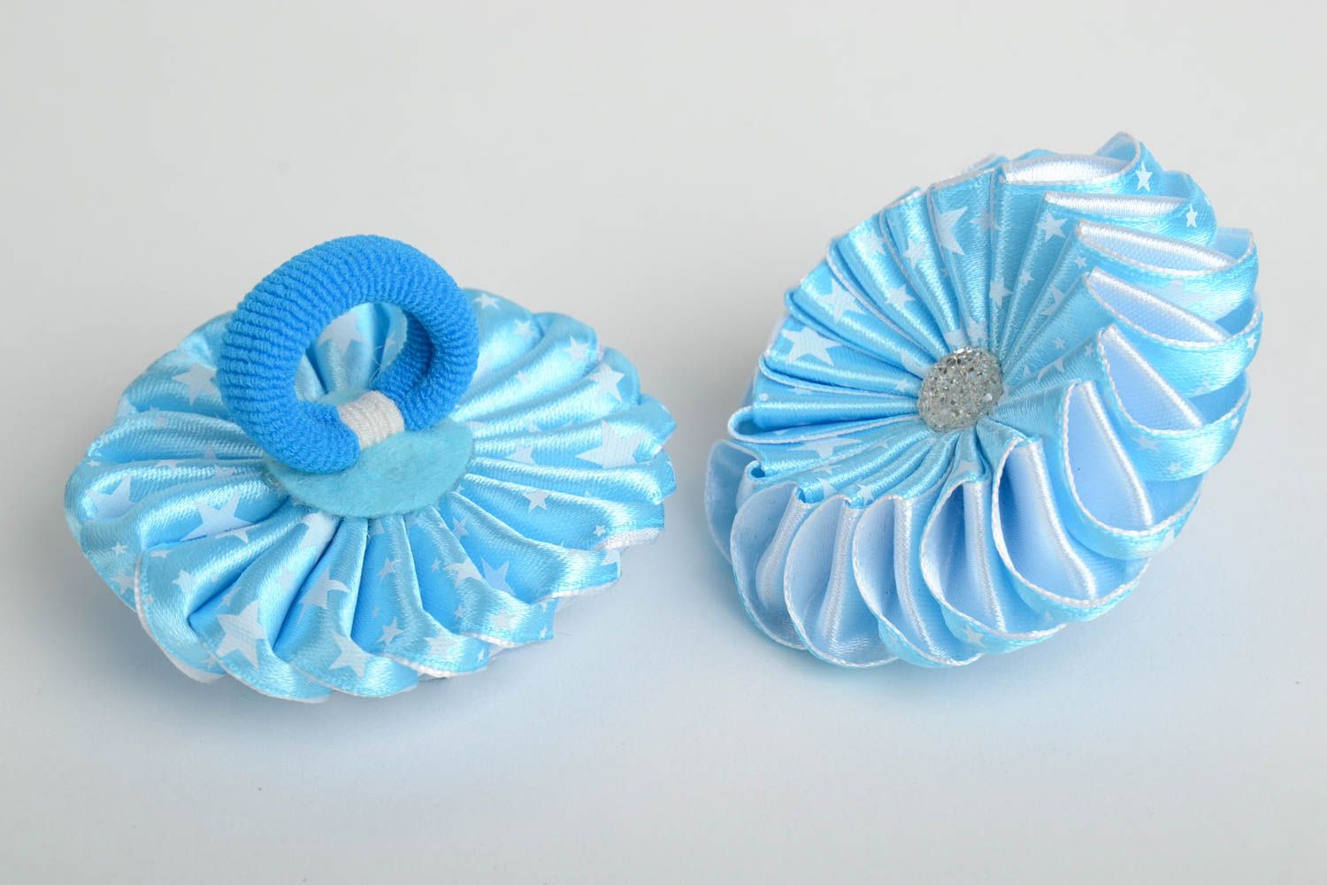 Резинки для волос из атласных лент голубые в технике канзаши набор 2 аксессуара фото 5