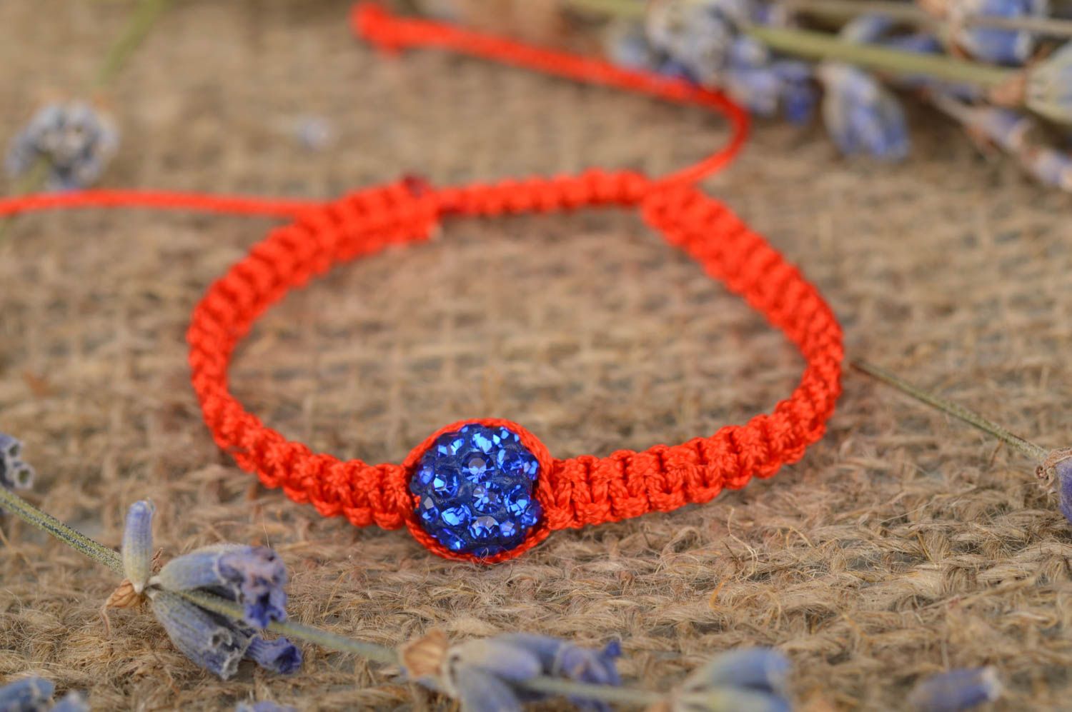 Красный браслет из вощеного шнурка с синей бусинкой со стразами ручной работы фото 1
