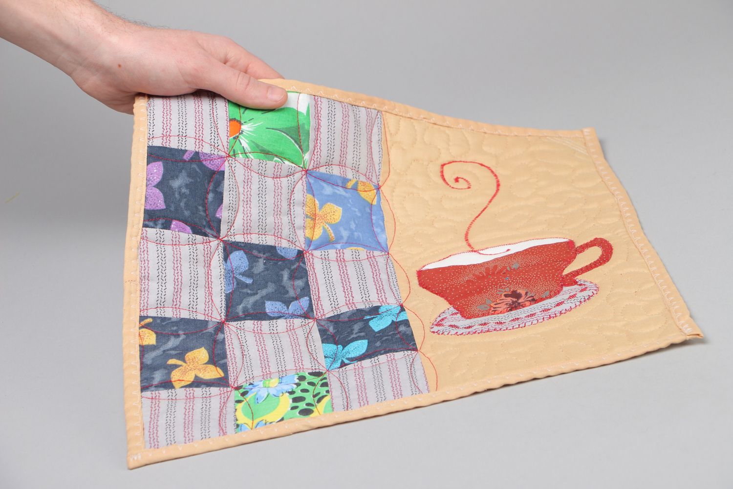 Салфетка из ткани в технике пэчворк  фото 4
